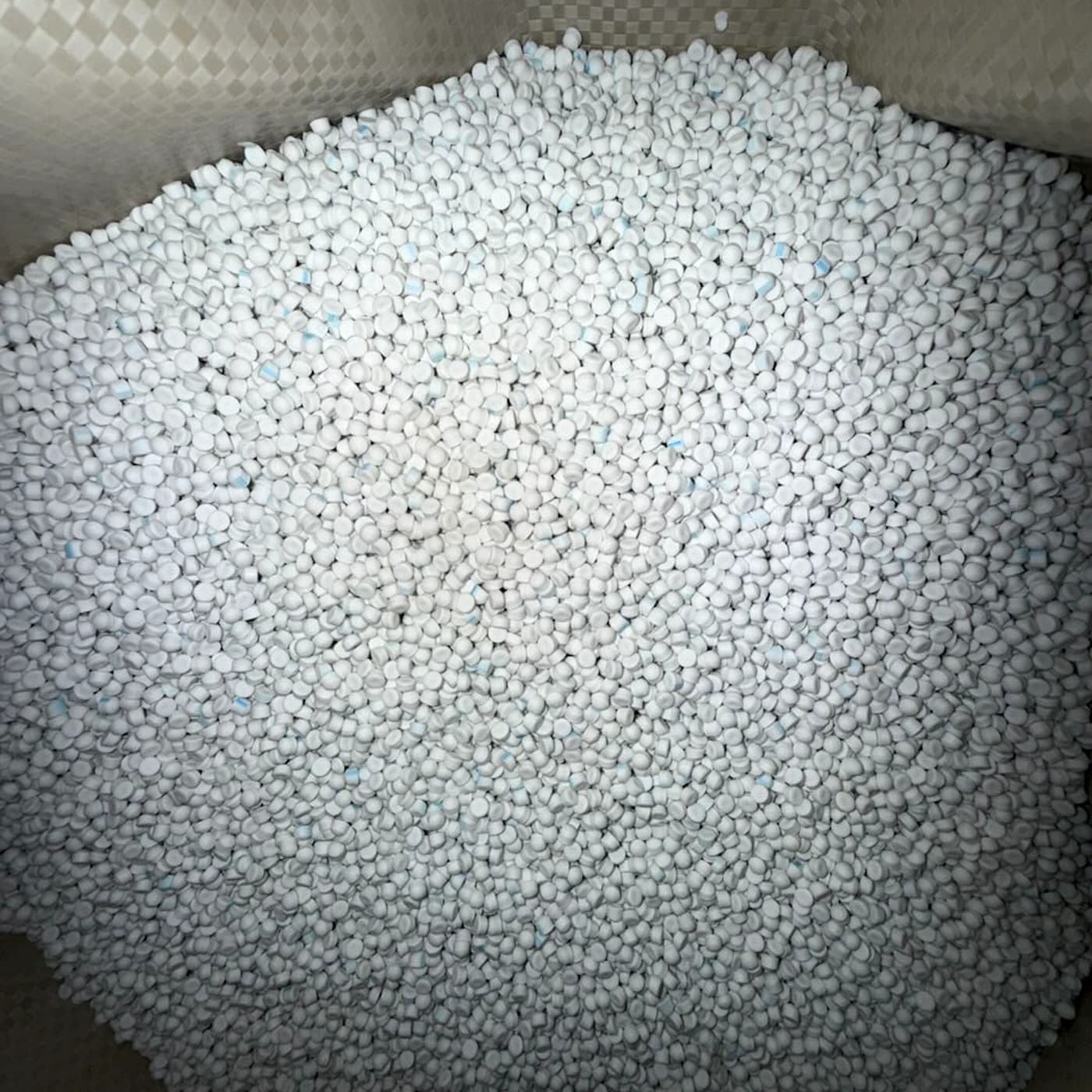White LSZH cable compound pellets for wire and cable manufacturing